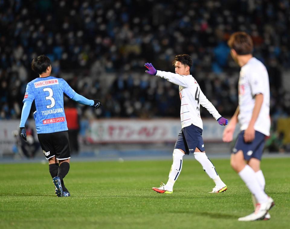 後半、足を負傷し、交代したＦＣ東京・松木玖生（中央）＝撮影・西岡正