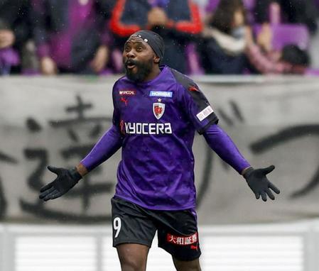 　後半、ゴールを決め喜ぶ京都のウタカ