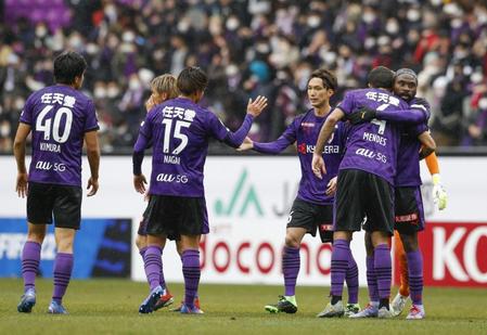 　浦和に勝利し、喜ぶウタカ（右端）ら京都イレブン