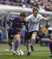 　前半、競り合う京都・白井（左）と浦和・馬渡＝サンガＳ