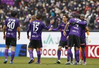 　浦和に勝利し、喜ぶウタカ（右端）ら京都イレブン