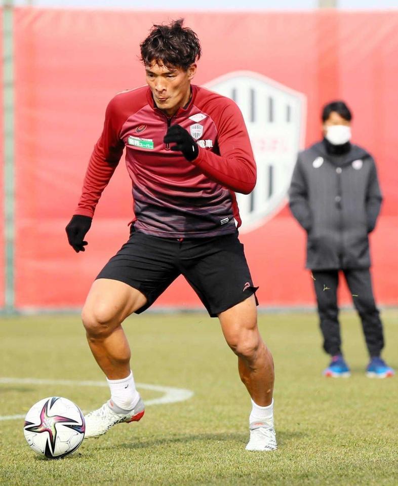 真剣な表情でトレーニングに励む神戸・槙野＝３日©ＶＩＳＳＥＬ　ＫＯＢＥ