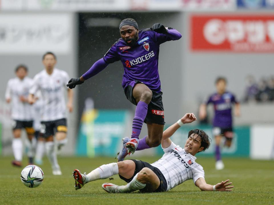 　前半、競り合う京都のウタカ（上）と浦和・岩波