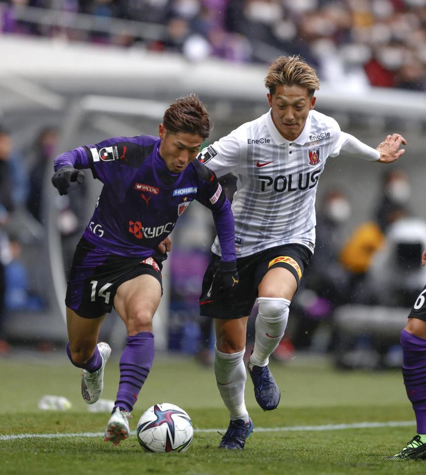 　前半、競り合う京都・白井（左）と浦和・馬渡＝サンガＳ