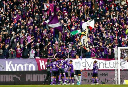 　後半、ゴールを決め喜ぶ京都のウタカ
