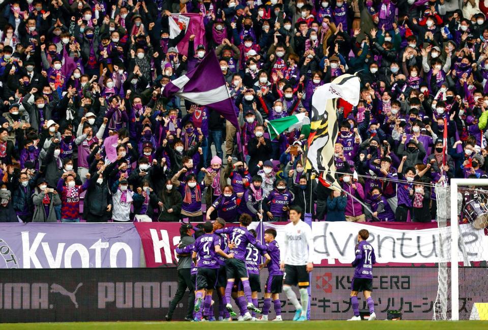 　後半、ゴールを決め喜ぶ京都のウタカ