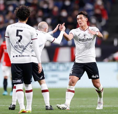 　後半、同点ゴールを決めイニエスタ（左奥）と喜ぶ神戸・槙野（右）
