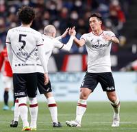 　後半、同点ゴールを決めイニエスタ（左奥）と喜ぶ神戸・槙野（右）