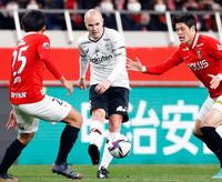 　後半、パスを出す神戸・イニエスタ（中央）