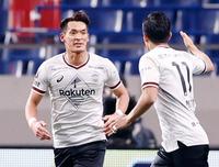 　後半、同点ゴールを決め武藤（右）と喜ぶ神戸・槙野