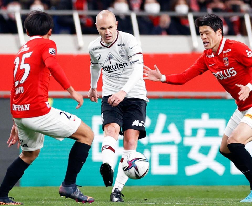 　後半、パスを出す神戸・イニエスタ（中央）