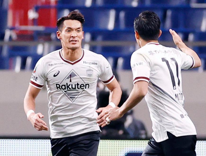 　後半、同点ゴールを決め武藤（右）と喜ぶ神戸・槙野