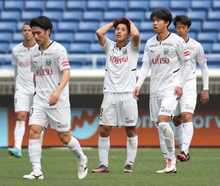 　横浜Ｍに敗れ肩を落とす川崎イレブン
