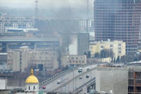 24日、ロシアによるとみられる攻撃を受け、煙が上がるウクライナの首都キエフ（ＡＰ＝共同）