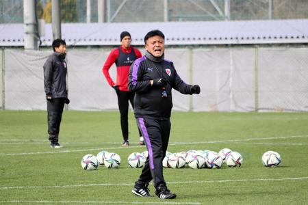　Ｃ大阪戦に向け、練習で声を張り上げる京都・チョウ貴裁監督（京都サンガＦ．Ｃ．提供）