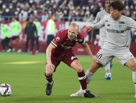 　前半、激しいマークに顔をしかめるイニエスタ