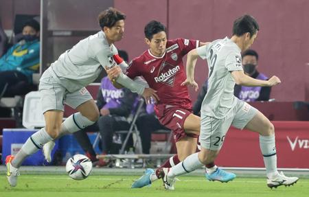 　前半、相手守備に挟まれ、ドリブルを阻まれる武藤