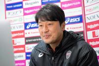 　オンライン取材に応じる神戸・三浦監督（Ｃ）ＶＩＳＳＥＬ　ＫＯＢＥ