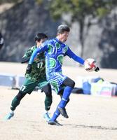 　練習試合に出場した三浦知良（手前）＝撮影・石井剣太郎