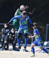 　練習試合に出場した三浦知良（中央）＝撮影・石井剣太郎