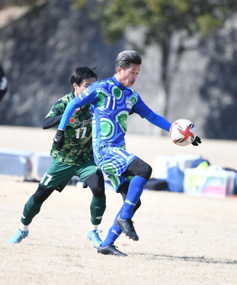 　練習試合に出場した三浦知良（手前）＝撮影・石井剣太郎