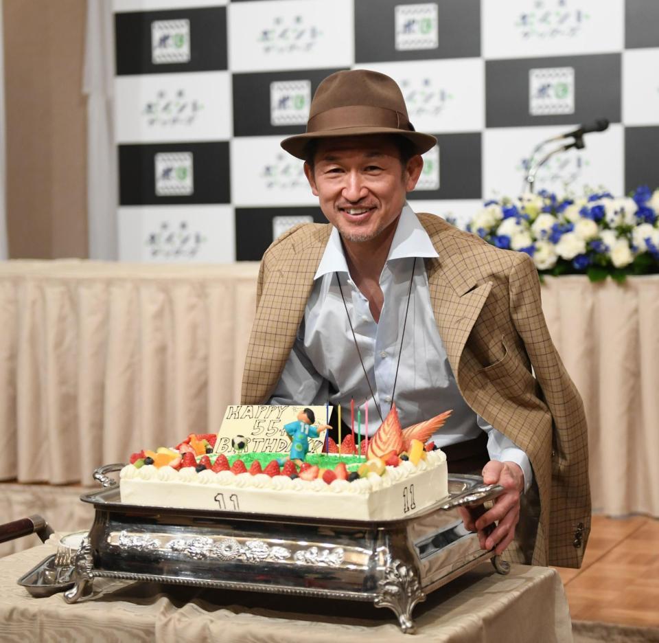 誕生日を祝福され笑顔を見せる鈴鹿ポイントゲッターズの三浦知良＝三重県内