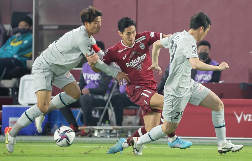 　前半、相手守備に挟まれ、ドリブルを阻まれる武藤