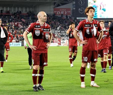 悔しげな表情で観客にあいさつするイニエスタ（左）ら神戸イレブン