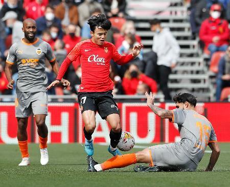 　バレンシア戦の前半、競り合うマジョルカの久保建（中央）＝パルマデマジョルカ（共同）