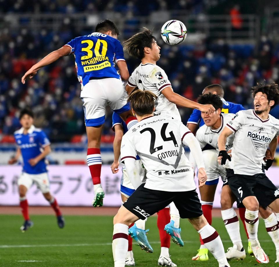 　前半、先制ゴールを決める横浜Ｍ・西村（30）