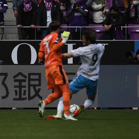 　前半、レッドカードを出された京都・上福元直人（左）＝撮影・石井剣太郎