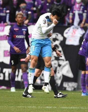 　前半、得点を決めて喜ぶ磐田・大津祐樹（撮影・石井剣太郎）