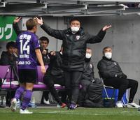 　アピールする京都・チョウ貴裁監督（中央）＝撮影・石井剣太郎