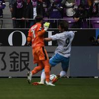 　前半、レッドカードを出された京都・上福元直人（左）＝撮影・石井剣太郎
