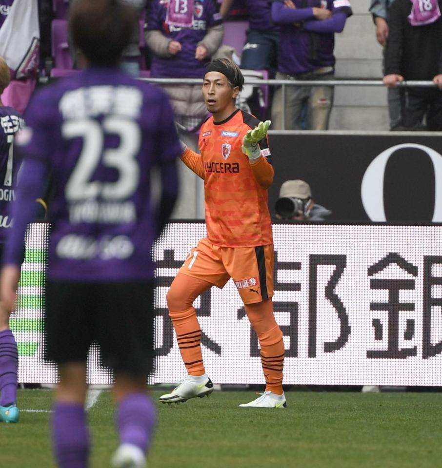 　前半、レッドカードを出された京都・上福元直人＝撮影・石井剣太郎