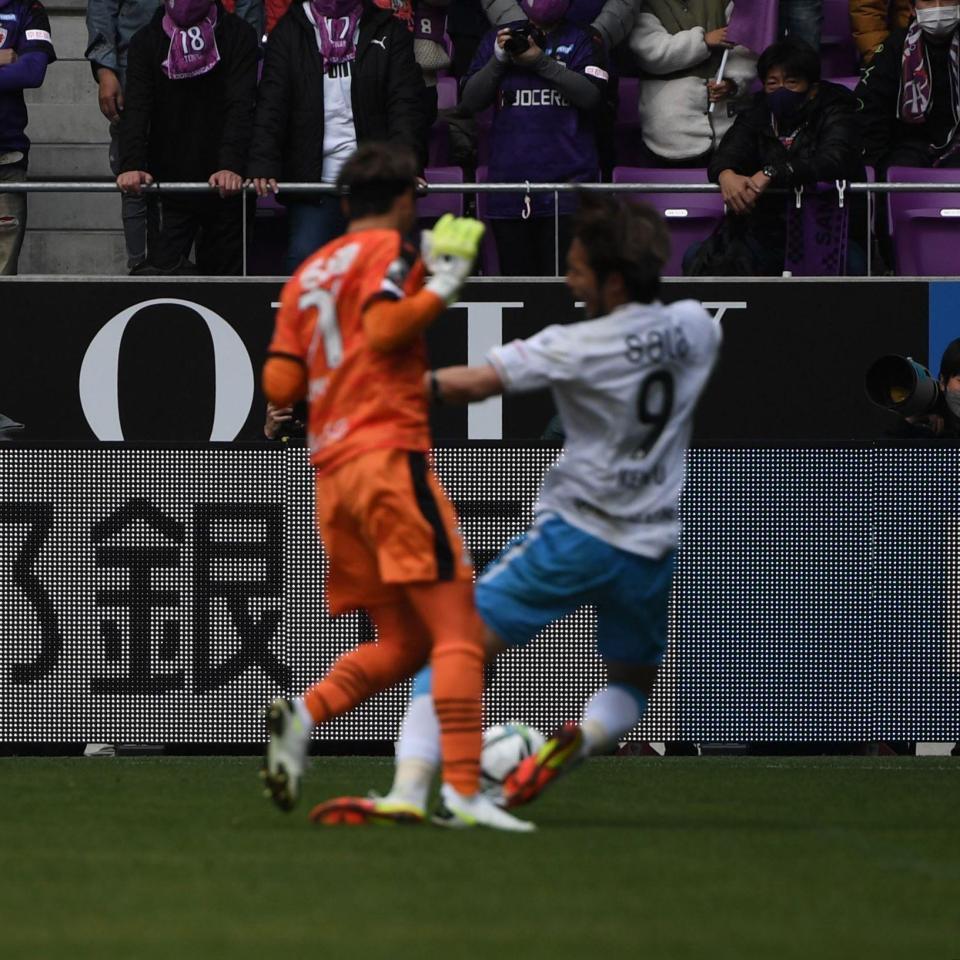 　前半、レッドカードを出された京都・上福元直人（左）＝撮影・石井剣太郎