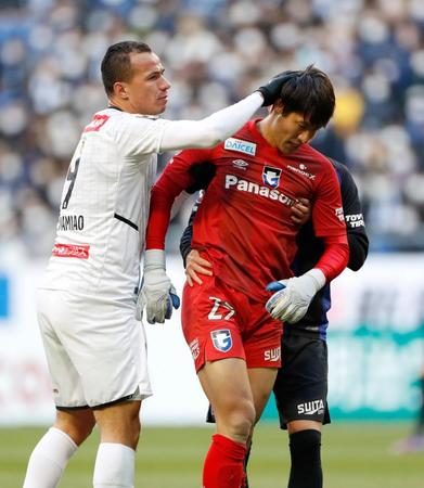 失点しうなだれるＧ大阪のＧＫ石川（右）をなぐさめる同点ゴールを決めた川崎・レアンドロダミアン