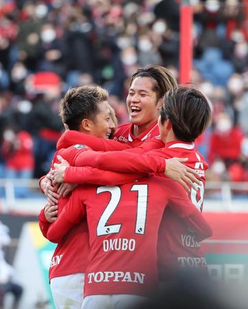 浦和－湘南　後半、ゴールを決め喜ぶ馬渡㊧ら浦和イレブン　※※　＝埼玉スタジアム