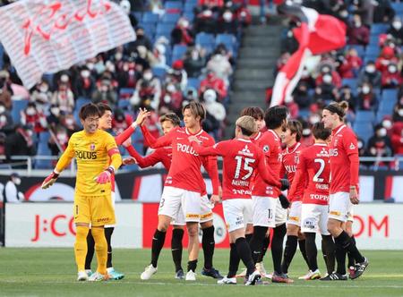 湘南に勝利し笑顔を見せる浦和イレブン