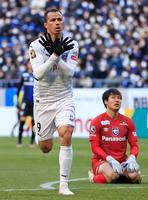 試合終了間際、同点ゴールを決め駆けだす川崎・レアンドロダミアン。右はＧ大阪のＧＫ石川＝パナスタ