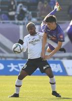 前半、広島・荒木隼人とボールを奪い合う神戸・リンコン（左）＝撮影・北村雅宏