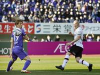前半、先制ゴールを決める神戸・イニエスタ（右）。左は広島・佐々木