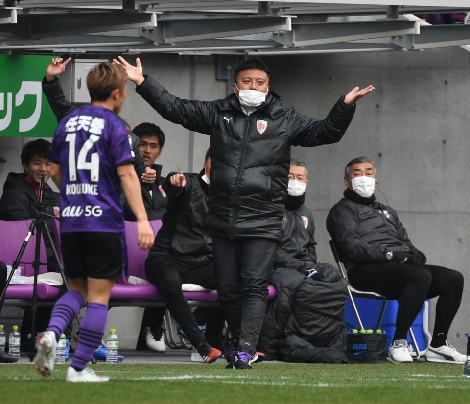 　アピールする京都・チョウ貴裁監督（中央）＝撮影・石井剣太郎