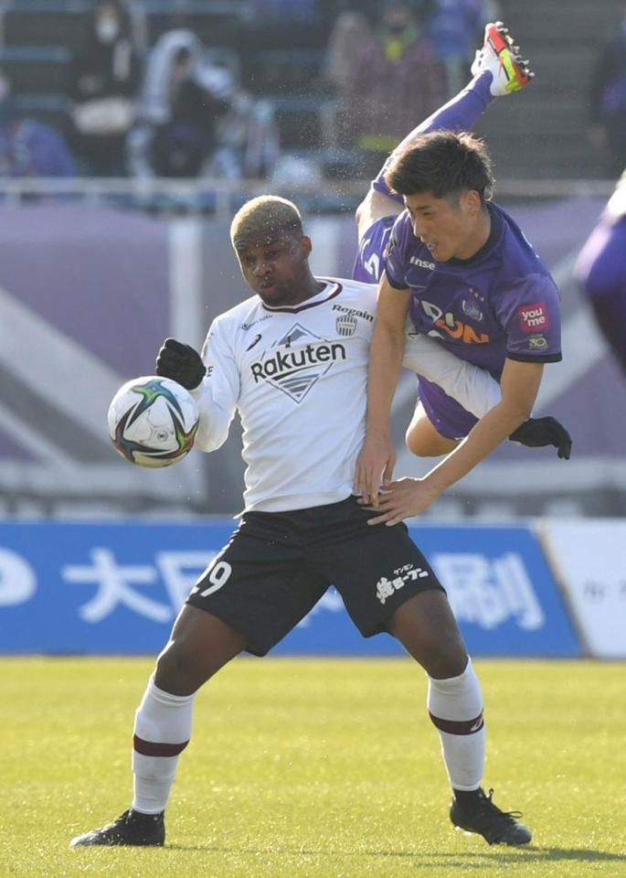 前半、広島・荒木隼人とボールを奪い合う神戸・リンコン（左）＝撮影・北村雅宏