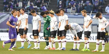 　引き分けに終わり、悔しがる槙野（左から２人目）ら神戸イレブン