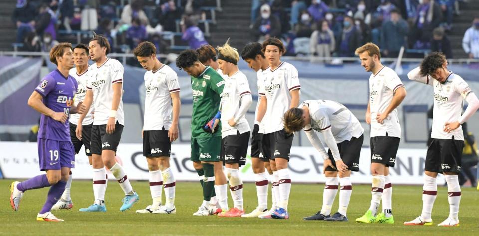 　引き分けに終わり、悔しがる槙野（左から２人目）ら神戸イレブン