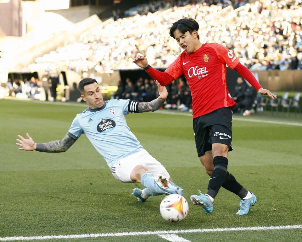 　セルタ戦で競り合うマジョルカの久保建（右）＝ビゴ（共同）