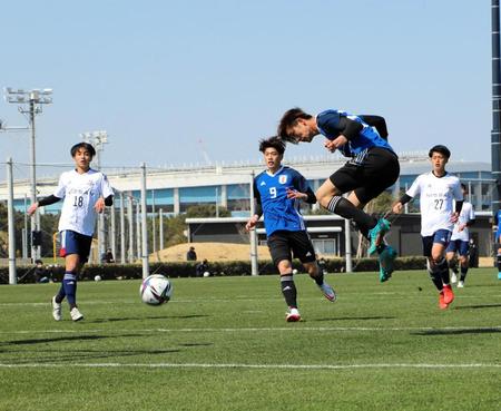 　前半にヘディングで先制点を決めたＵ－２１日本代表候補・藤尾（中央右）
