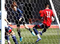 　横浜Ｍとの練習試合で、ヘディングで先制ゴールを決める藤尾（左）