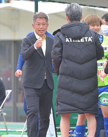 　青森に勝利し、鈴鹿・三浦知良（右手前）と喜び合う三浦泰年監督（撮影・高部洋祐）